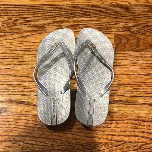 Ipanema Woman’s Silver Flip Flops Size US 9 - Picture 5 of 7